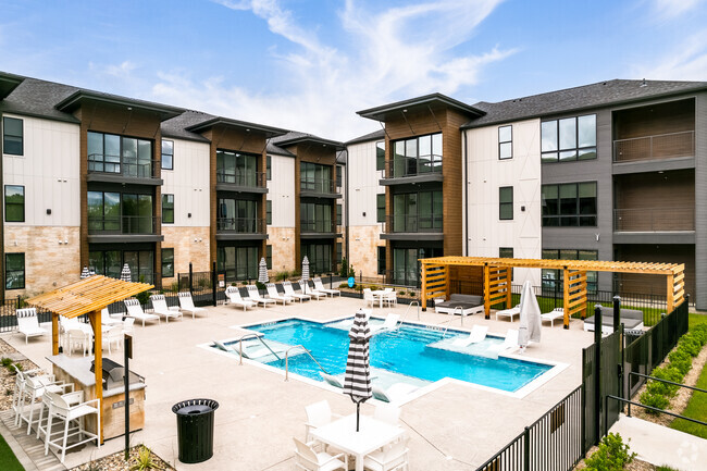 Piscina con entrada de playa con terraza para tomar sol - Cypress Lofts