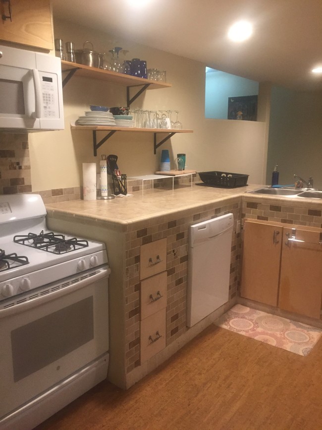 kitchen - 914 E Mesa Ave