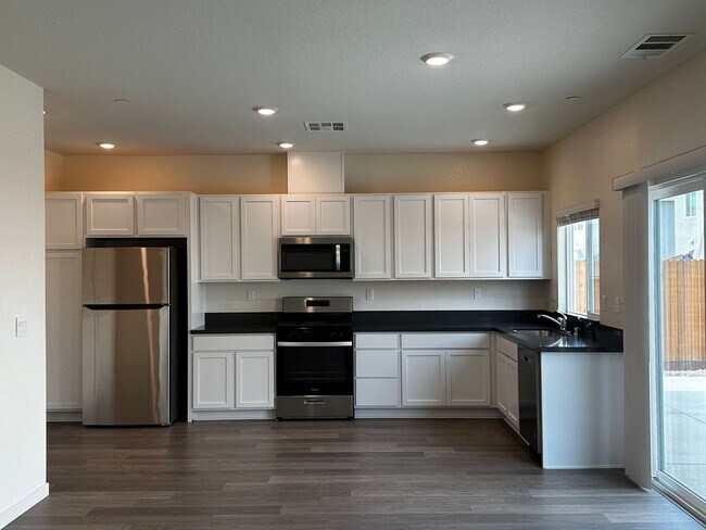 Building Photo - 4 Bed 2.5 Ba 2 Story 2 Car