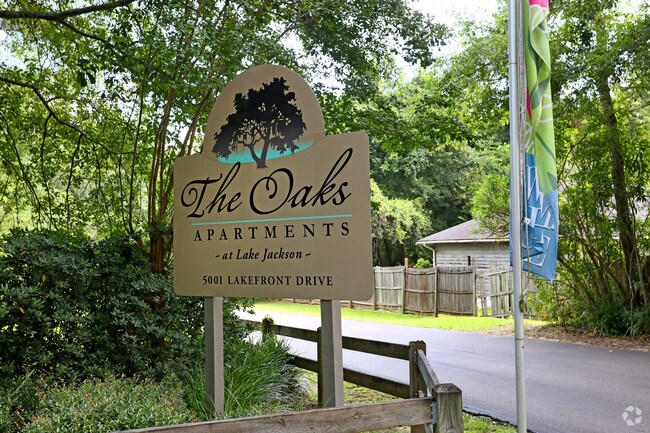 5001 Lake Front Drive - The Oaks at Lake Jackson