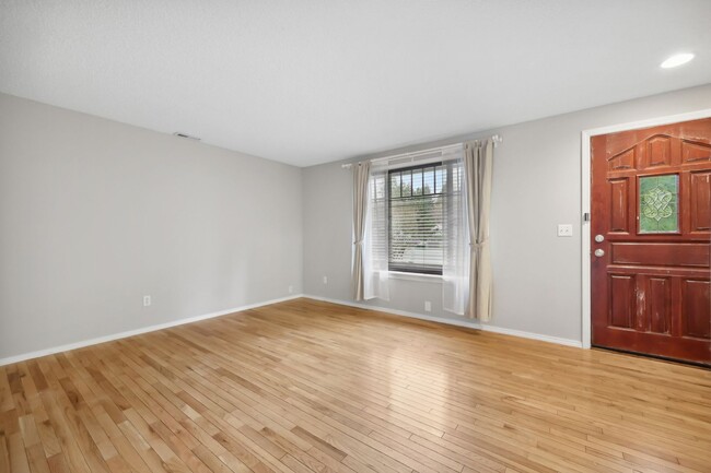 Building Photo - Move in ready now! 3 bed - 1 bath - 1 car ...