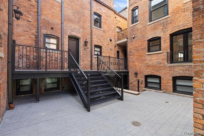 Building Photo - 215 Erskine St