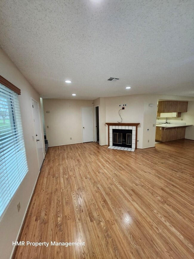 Building Photo - Beautiful Townhome with great Amenities in...