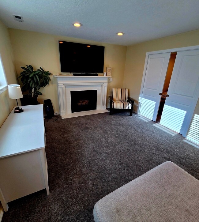 Building Photo - 2205 Buttonwood Dr