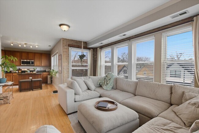 Foto del edificio - 3040 W Diversey Ave