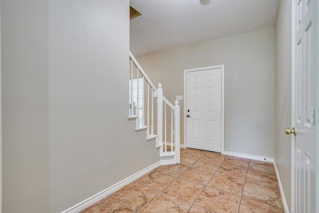 Building Photo - Great neighborhood with several amenities!