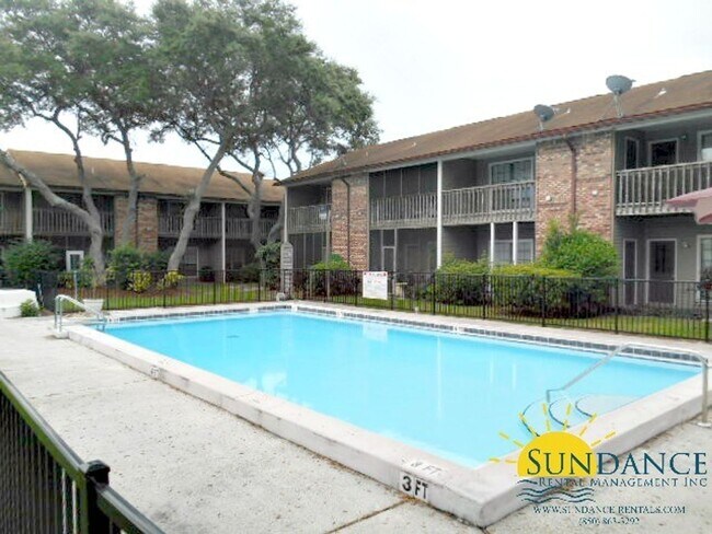 Building Photo - Nice 2 Bedroom Townhouse Close to Both Bases