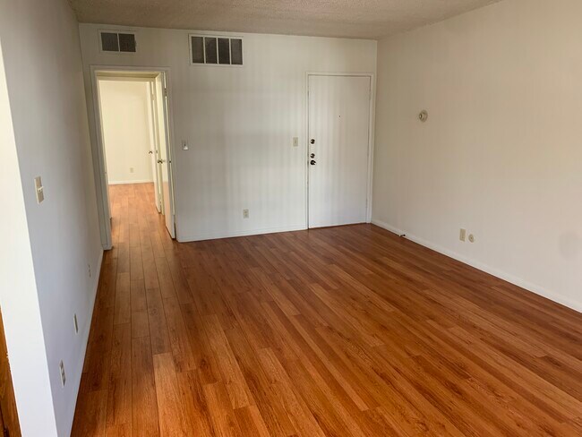 Building Photo - 1411 N Poinsettia Pl