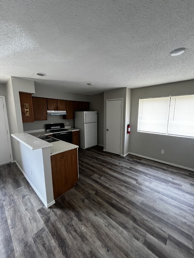 Foto del edificio - 821 Bracewood Cir