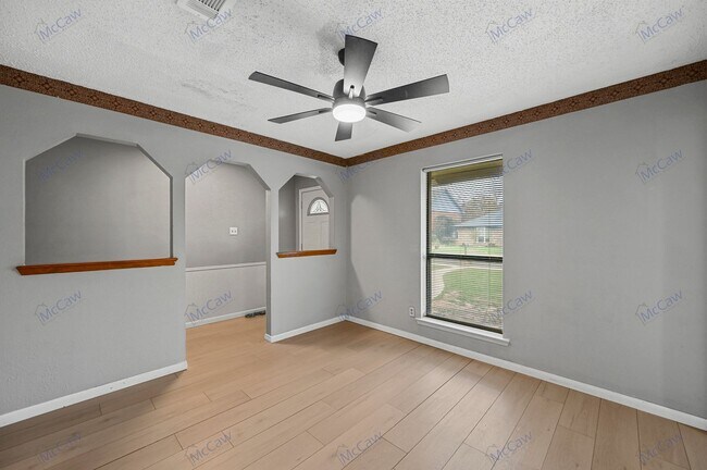 Building Photo - Spacious & Stylish 3/2 Gem Near the Lake!