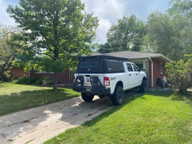 Building Photo - 3 Bed + Garage 2 Full Bath Ranch Home with...