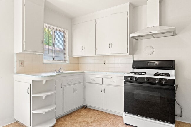 Building Photo - Cozy 2-Bed Oakland Apartment: San Leandro ...