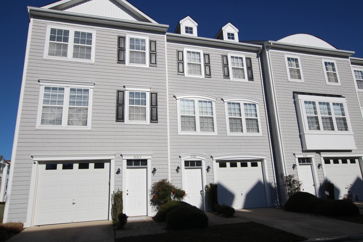 Foto principal - Spacious, unfurnished town home that is lo...