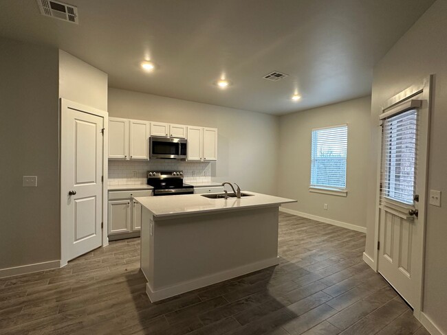 Building Photo - Country Living 3 Bedroom, 2 Bathroom Home on 1.57 Acre Lot!