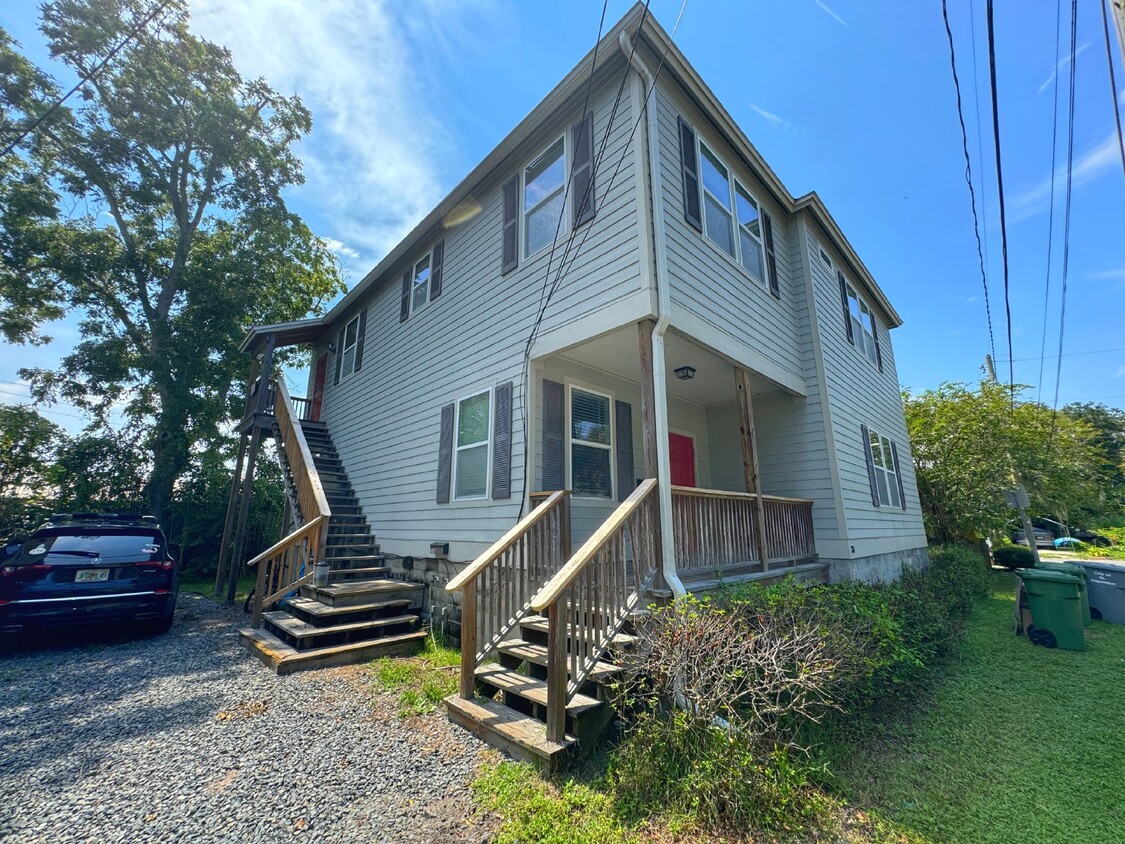 Primary Photo - Historic Lincolnville Roommate-Ready Apart...