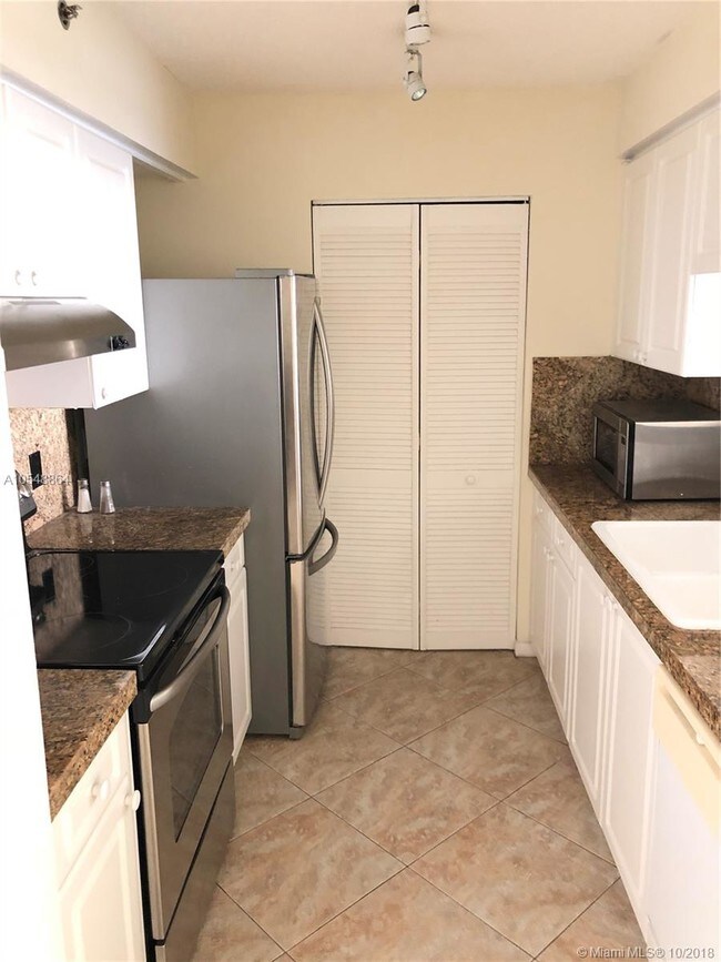 Building Photo - THE YACHT CLUB AT AVENTURA