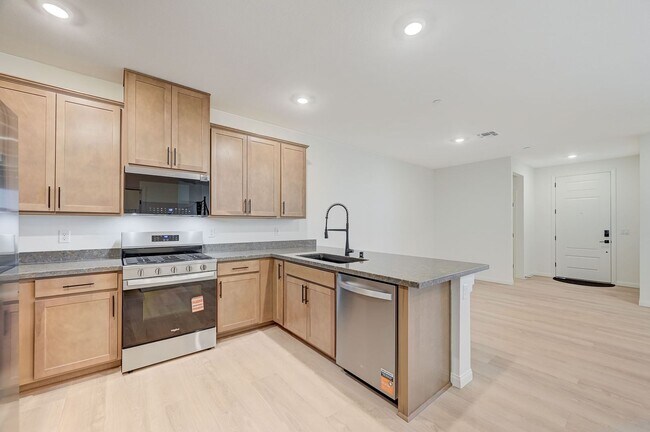 Building Photo - Stunning Summerlin townhome! 2 car garage!