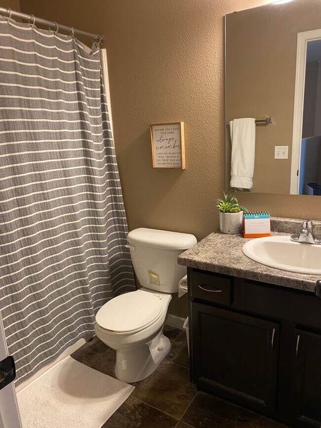 Foto del edificio - 3 bed 2.5 Bath Twin Home SORRY NO PETS!!