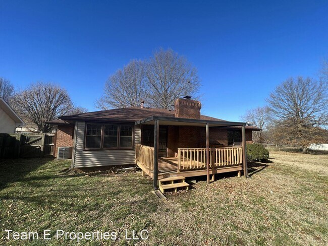 Building Photo - 4 br, 1.5 bath House - 3530 N Darwin Ave