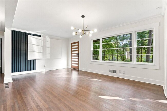 Foto del edificio - 5012 Tilly Mill Rd