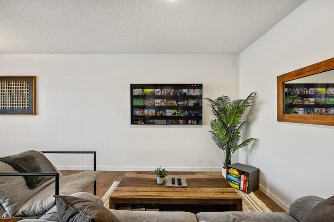 Photo du bâtiment - 1430 Aster Way NW