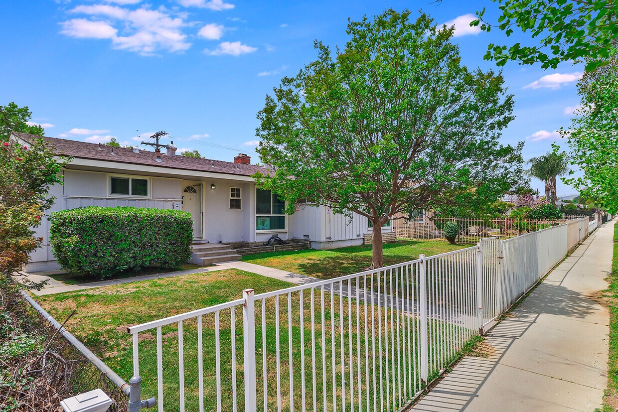 Foto principal - 23208 Vanowen St