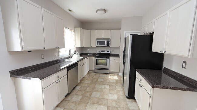 Building Photo - 4 Bedroom Home in desirable Grove Park Com...