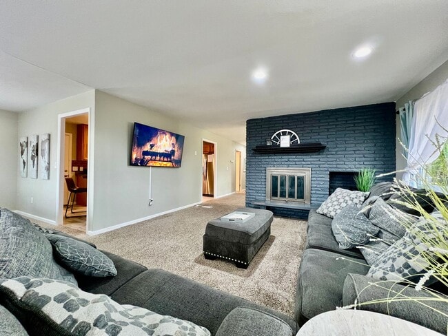 Photo - Modern & Bright Raised Ranch Near Downtown House