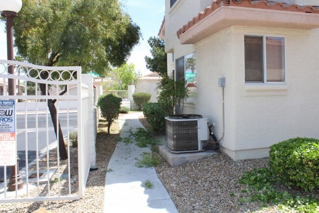 Foto del edificio - SUMMERLIN TOWNHOUSE - CORNER LOT