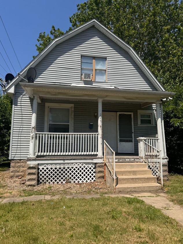 Primary Photo - 3 bedroom 2 bathroom house. $1050.00