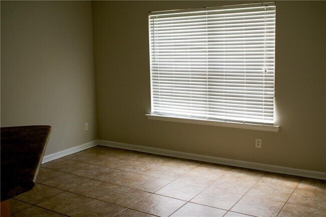 Building Photo - 117 Silver Bluff Cir