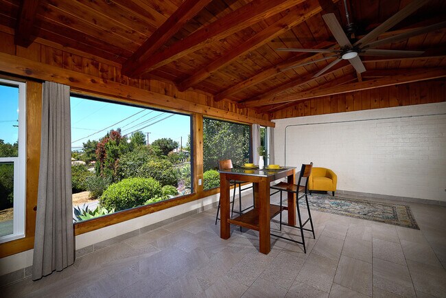 Foto del edificio - 2136 Foothill Dr