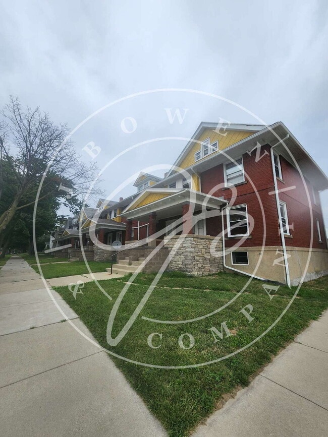 Building Photo - "Charming 2-Bedroom Townhouse on East Broa...