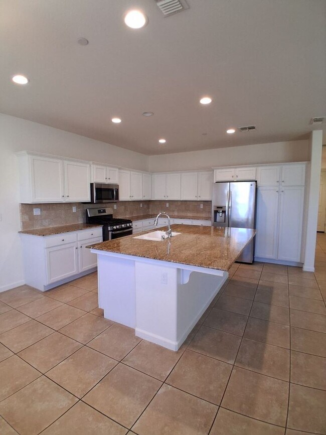 Foto del edificio - Beautiful 4 Bed / 3 Bath Home in Desirable Clovis Neighborhood