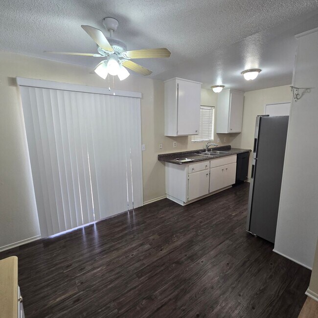 Building Photo - Sweet home with tons of storage