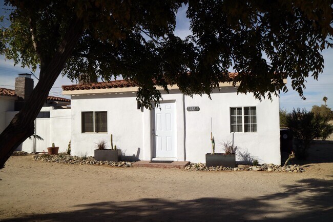 Frente - 6432 Smoketree Ave