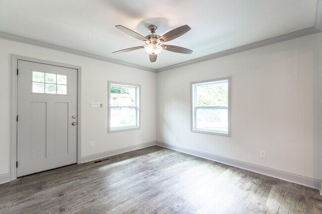 Building Photo - 2441 Swallow Cir SE