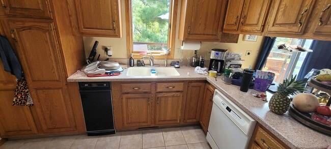 Building Photo - 3 Bedroom 2 Bath Home - Fully Furnished