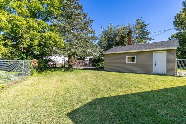 Building Photo - Beautifully Remodeled 3 Bedroom / 2 Bath M...