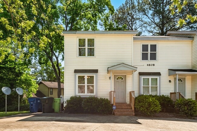 Building Photo - Lovely 2 Bedroom End Unit Townhome in NE R...