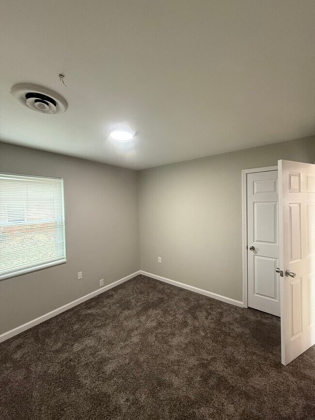 Building Photo - 715 Demaret Dr