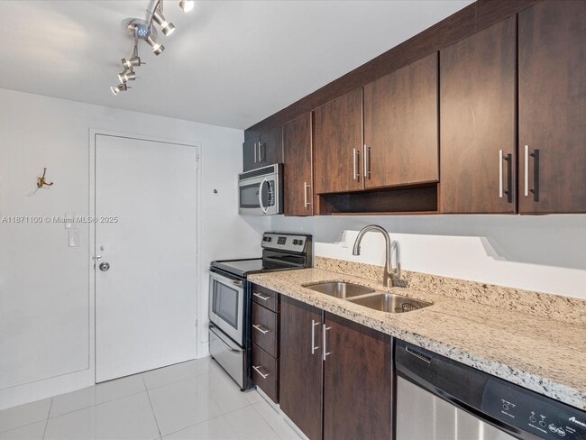 Building Photo - 9800 W Bay Harbor Dr