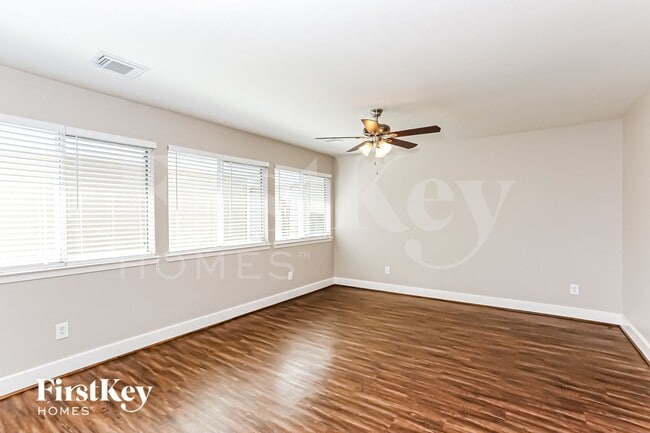 Building Photo - 20730 Settlers Lake Cir N