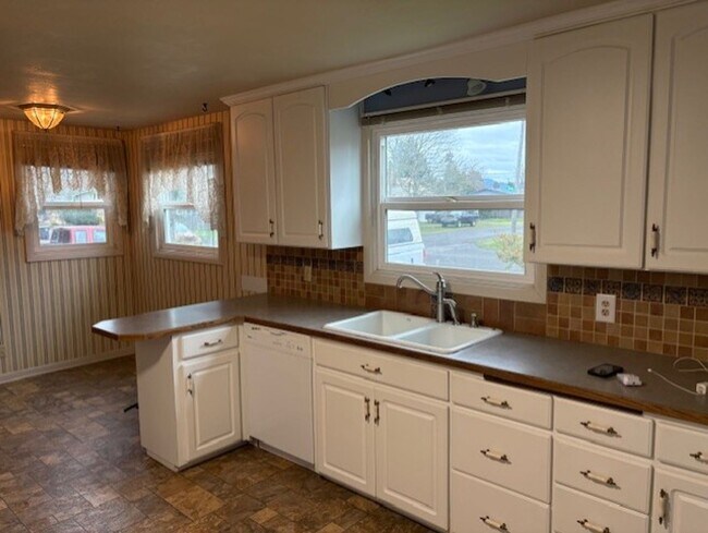 Building Photo - Charming home with large bedrooms