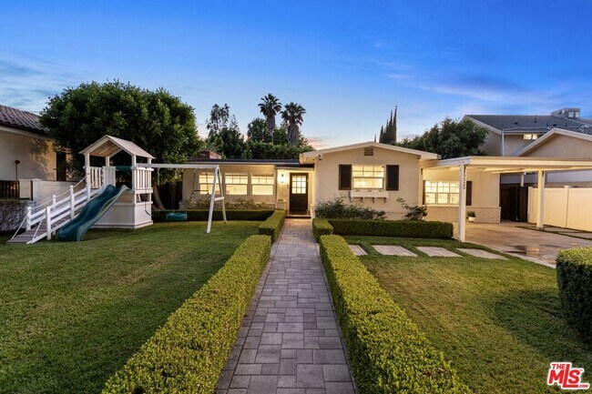 Foto del edificio - 5525 Matilija Ave