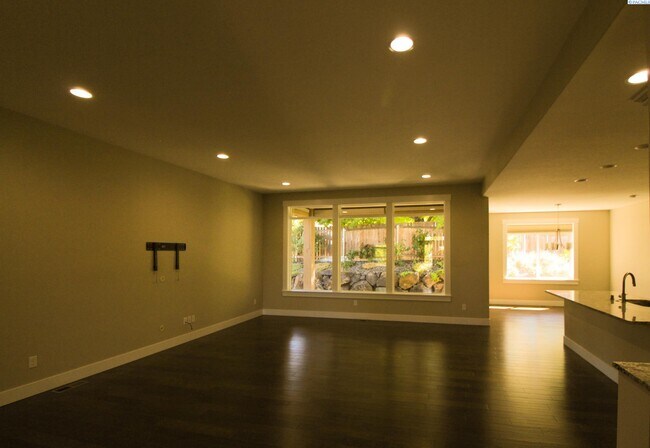 Building Photo - 4 Bed/2 Bath Home in Kennewick
