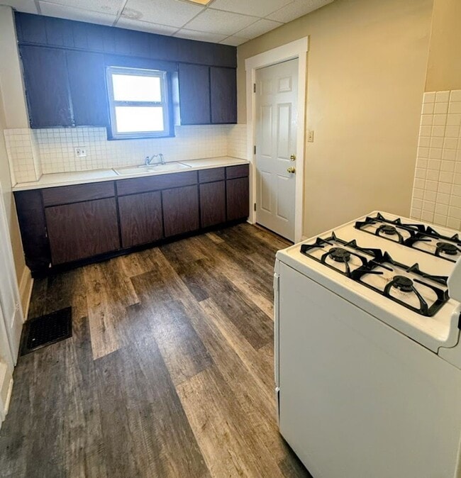 Building Photo - Three bedroom one bathroom home for rent