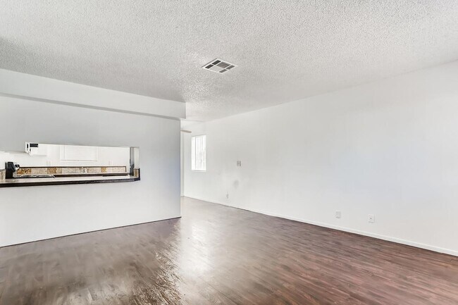Foto del edificio - Redone STUNNING 1st floor Apartment!
