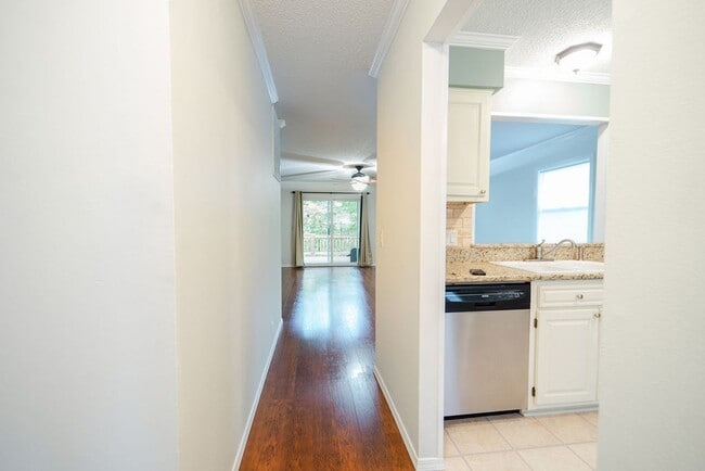 Building Photo - Come and enjoy your stay at this clean and...
