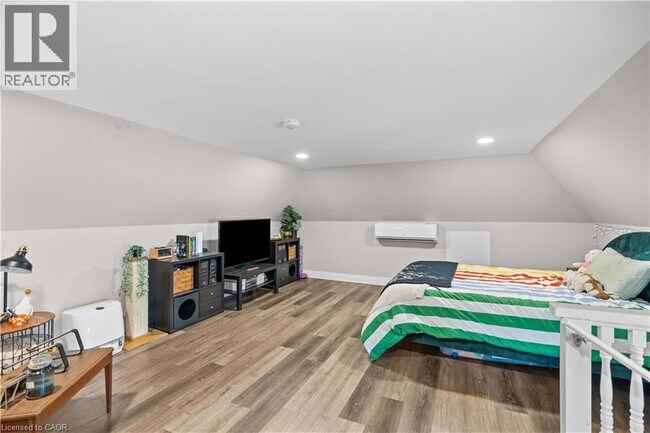 Photo du bâtiment - 20 Holton Ave S